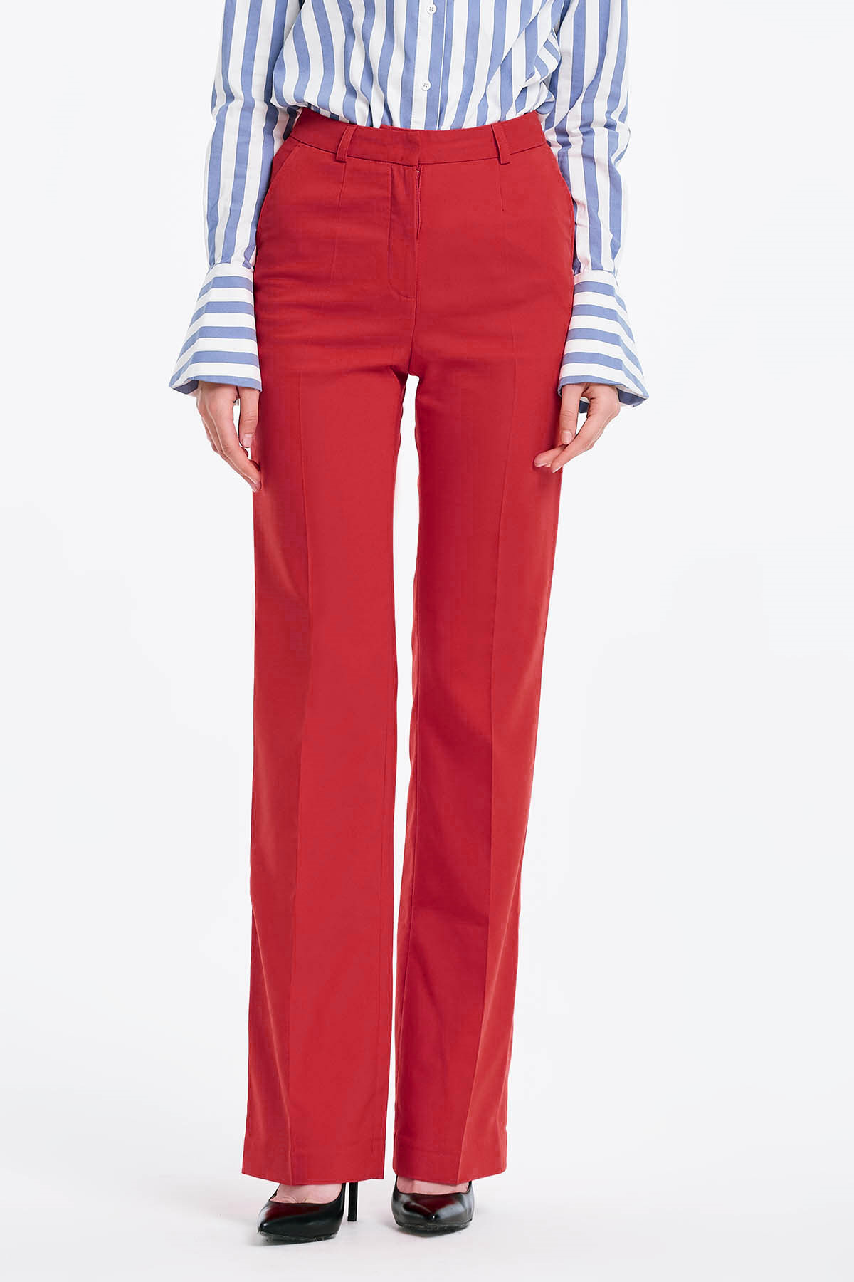 Red trousers, photo 1