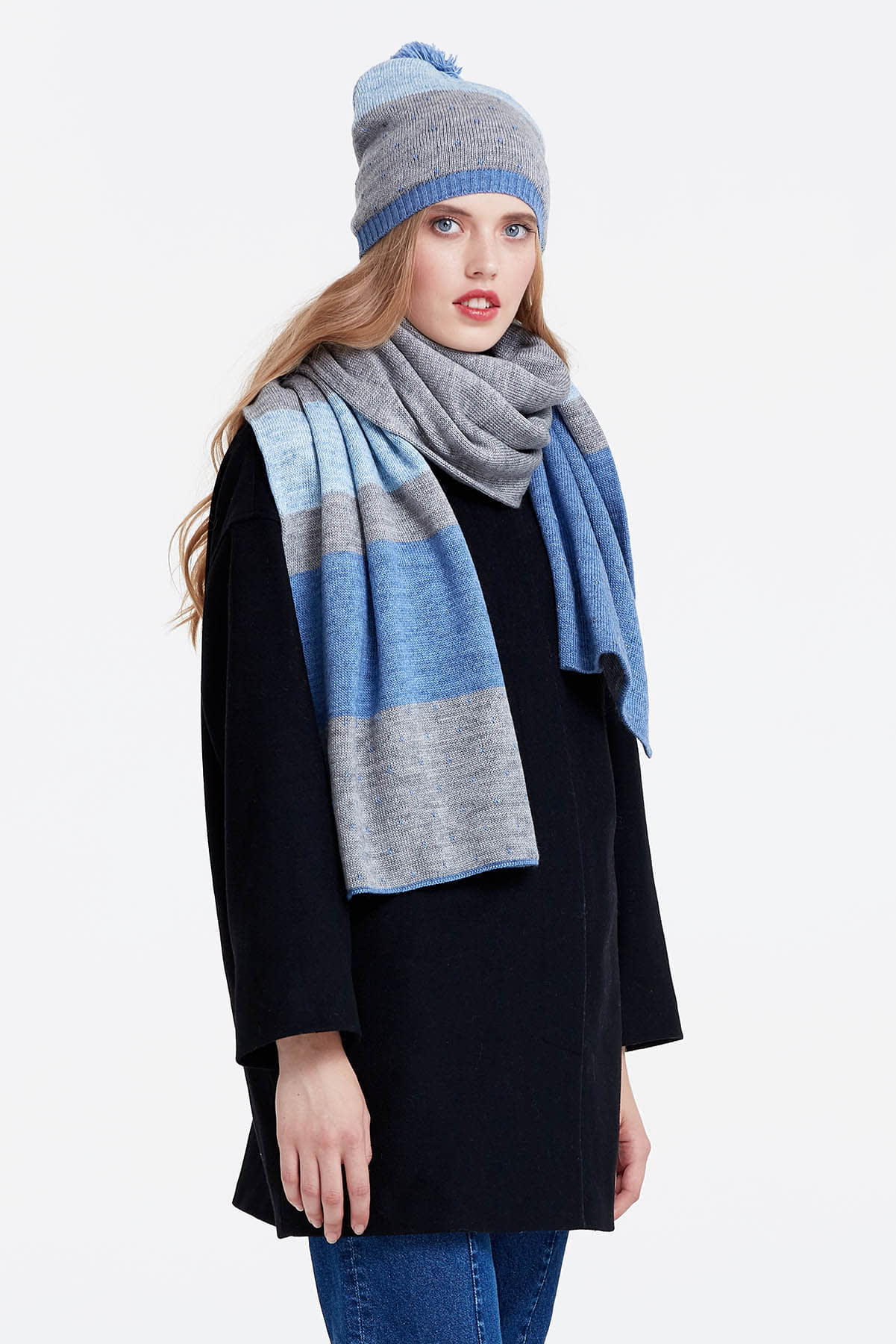 Grey scarf with blue stripes, photo 2