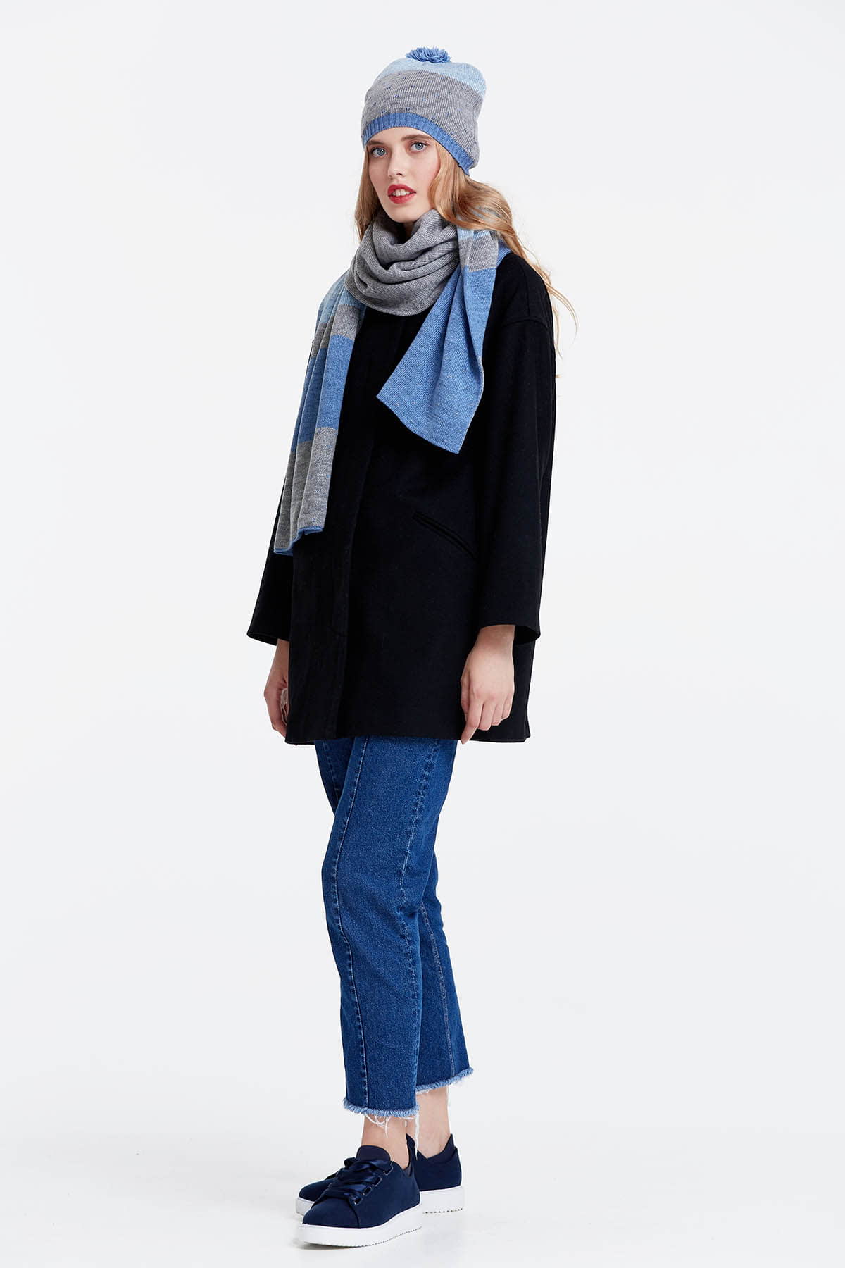 Grey scarf with blue stripes, photo 3