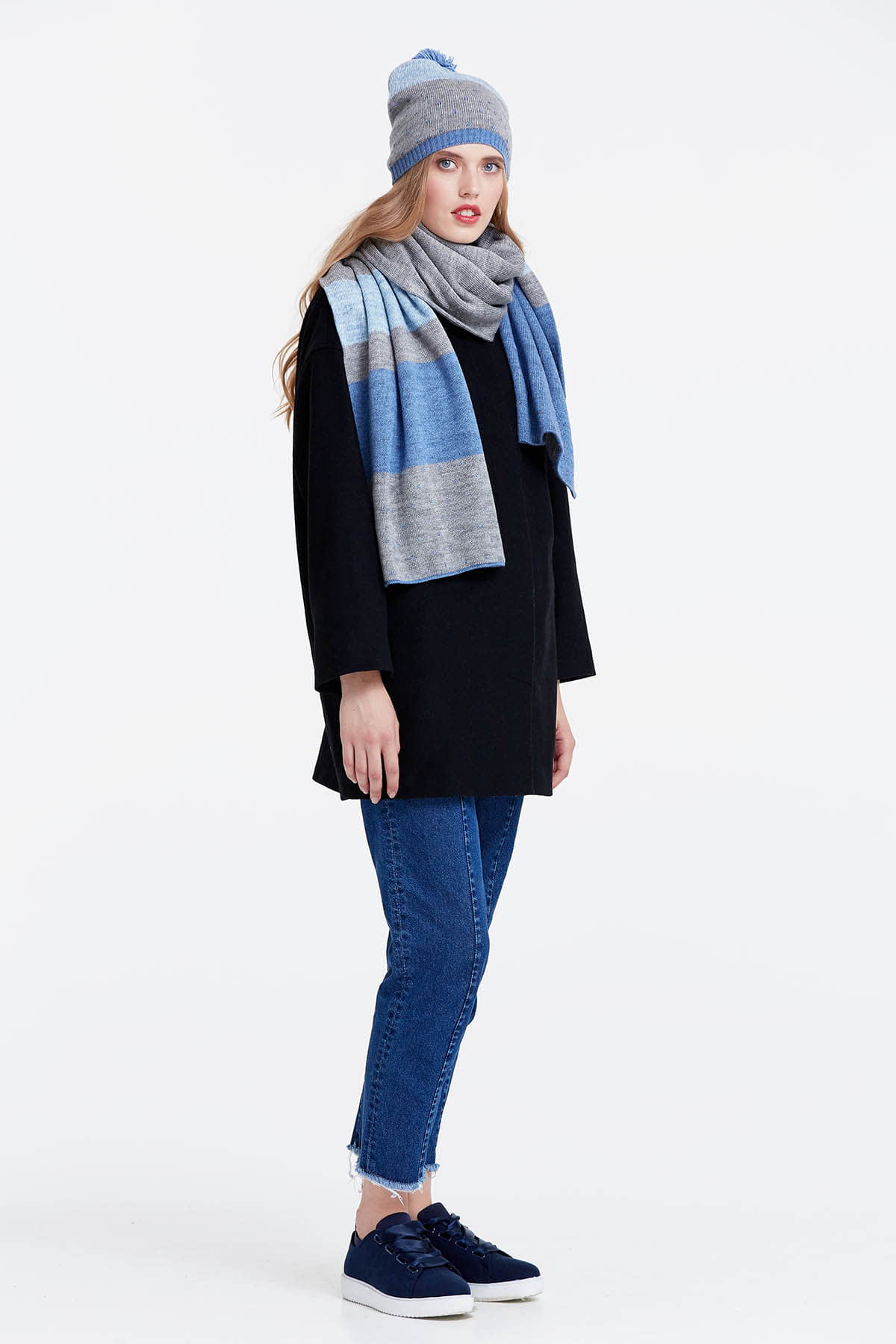 Grey scarf with blue stripes, photo 4