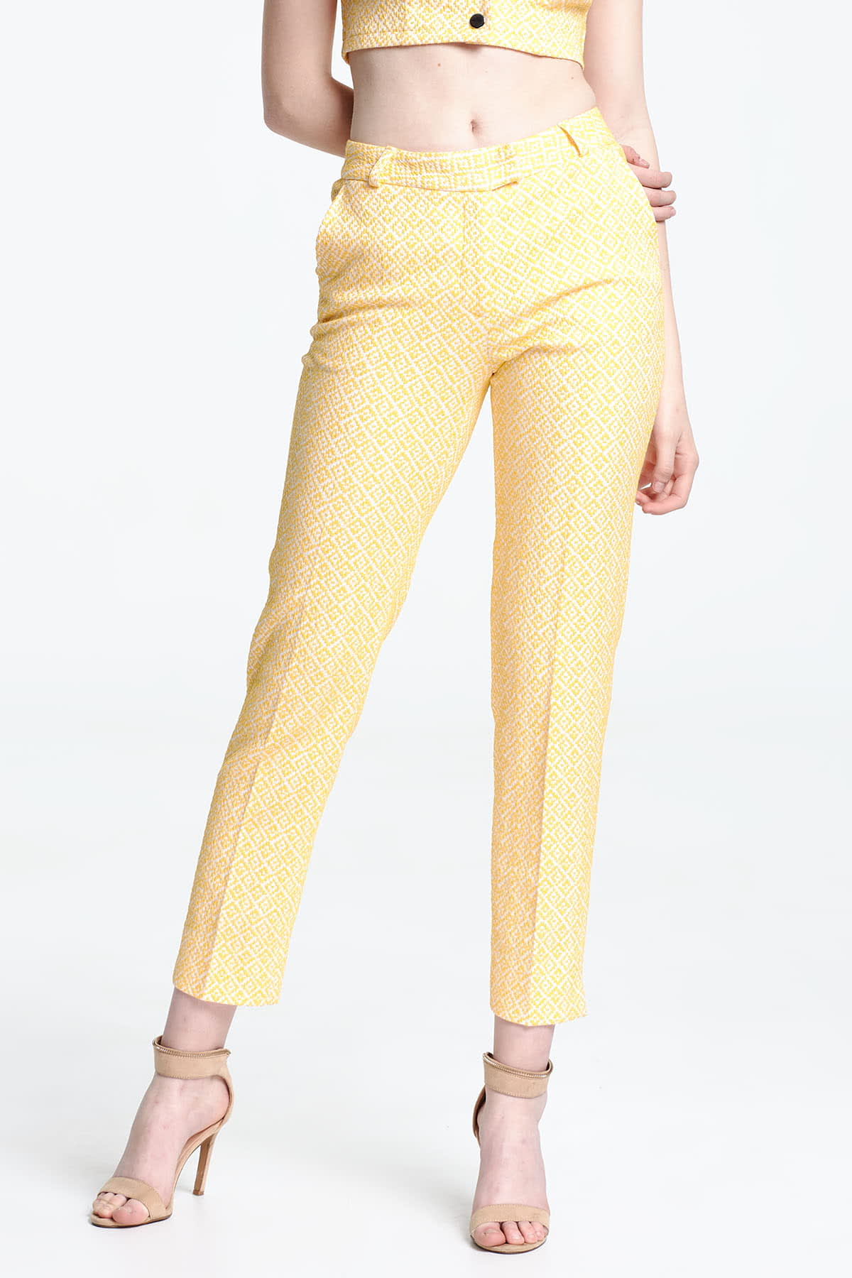 Short trousers with a yellow pattern , photo 1