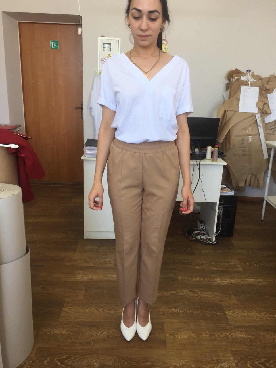 Beige trousers with an elastic waistband, photo 1