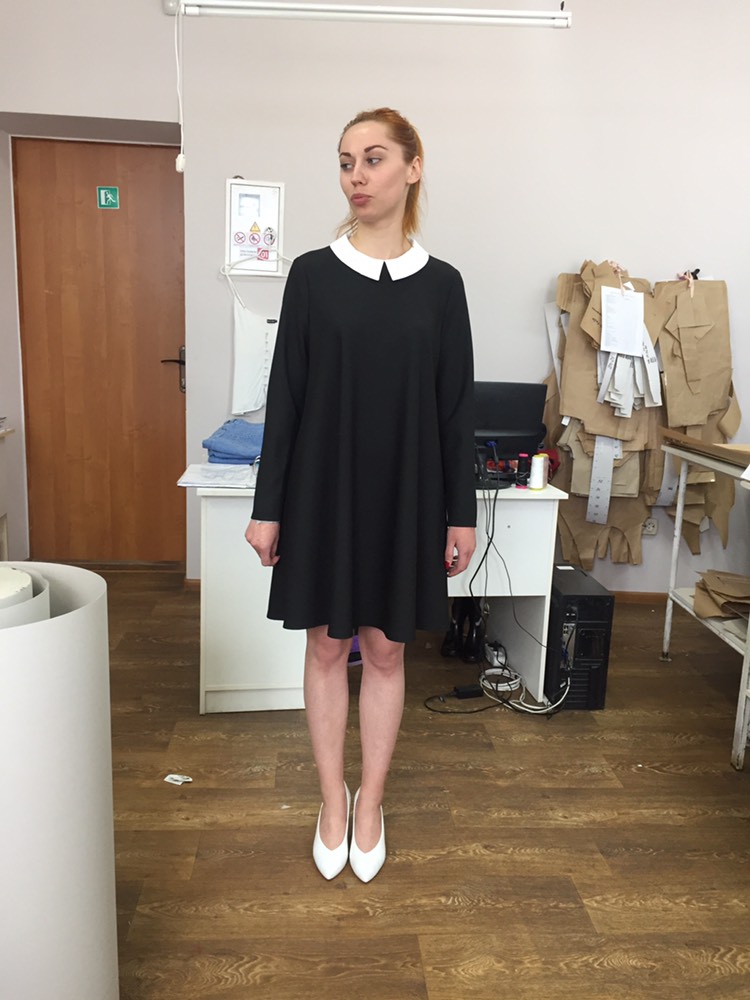 Loose-fitting black dress with a white collar , photo 1