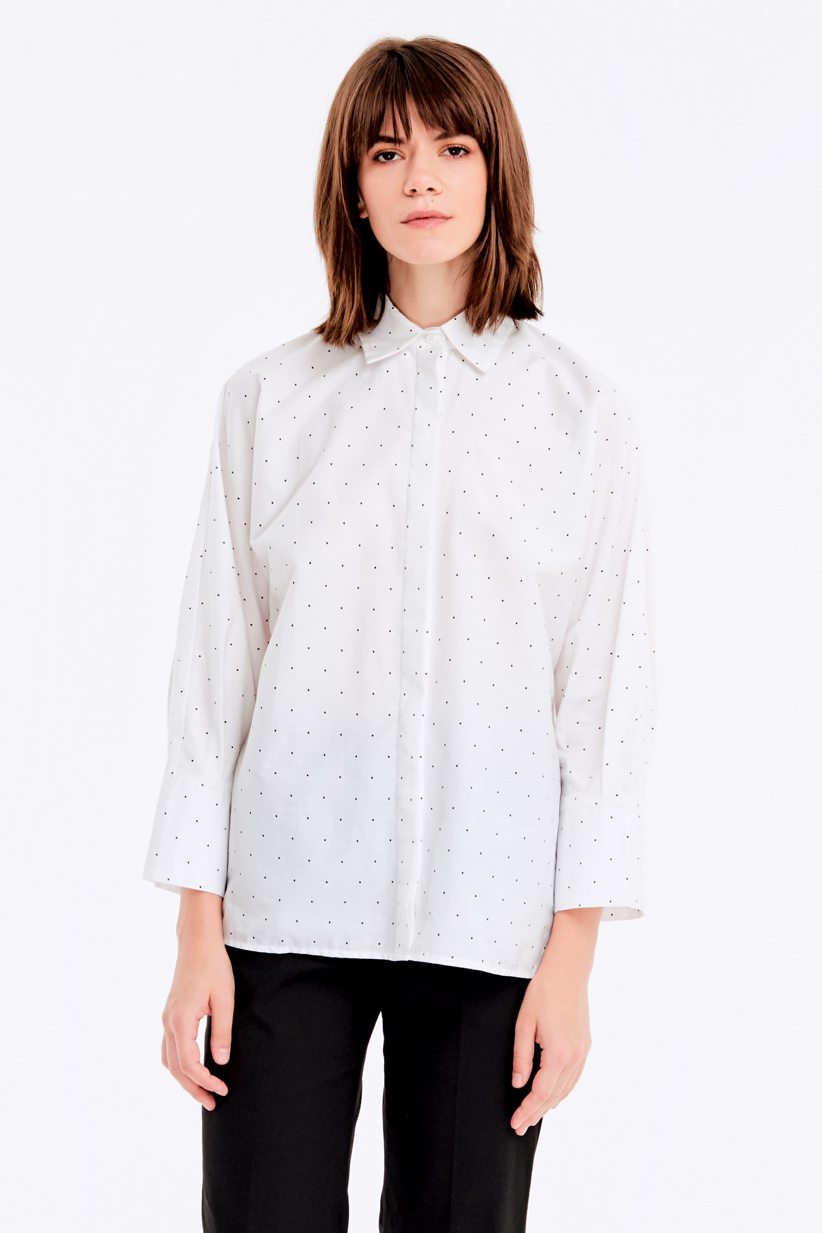 Loose-fitting white shirt with a black polka dot print and a concealed placket, photo 2
