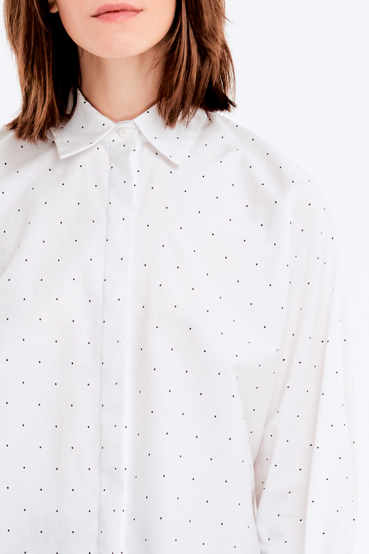 Loose-fitting white shirt with a black polka dot print and a concealed placket, photo 3