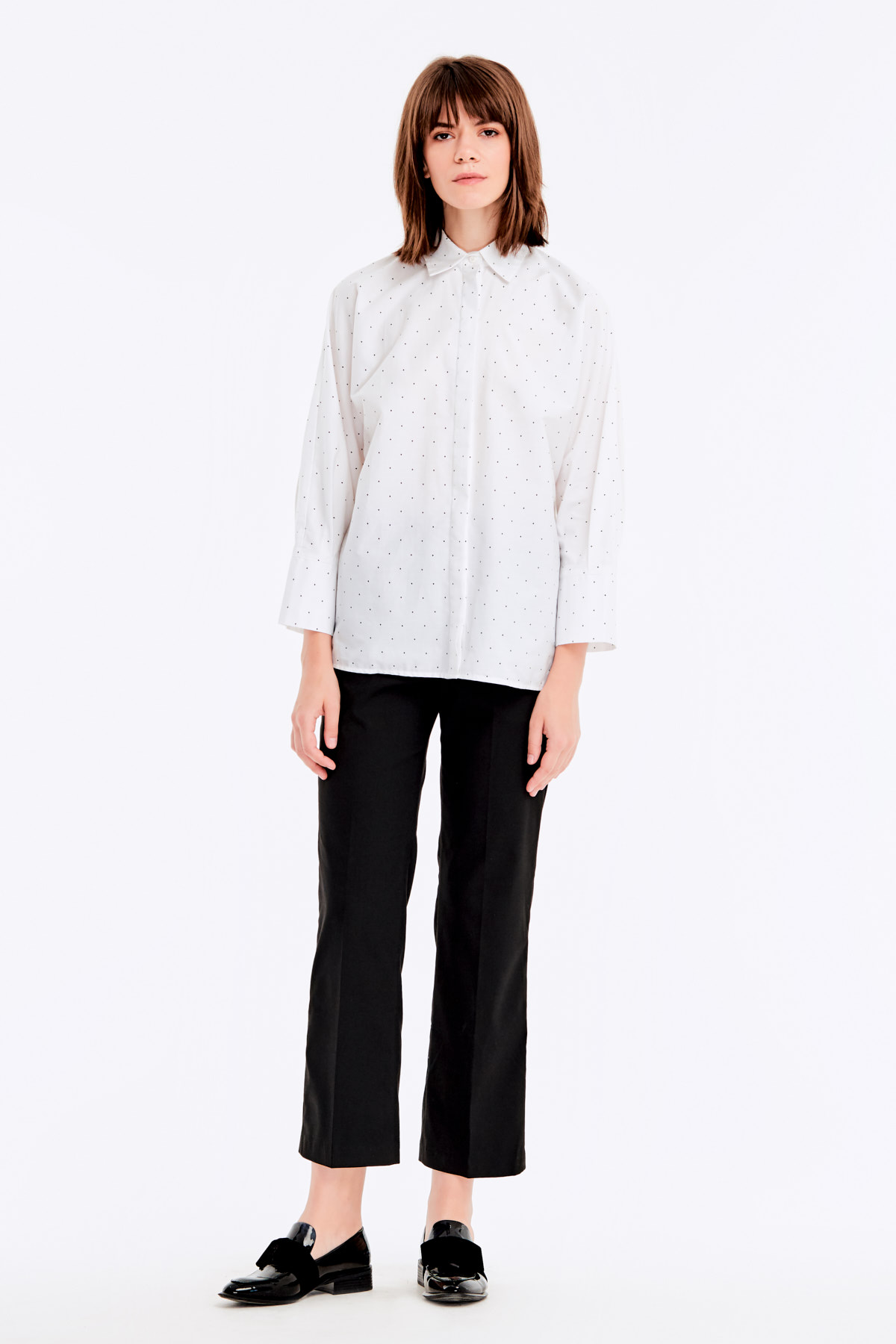 Loose-fitting white shirt with a black polka dot print and a concealed placket, photo 4