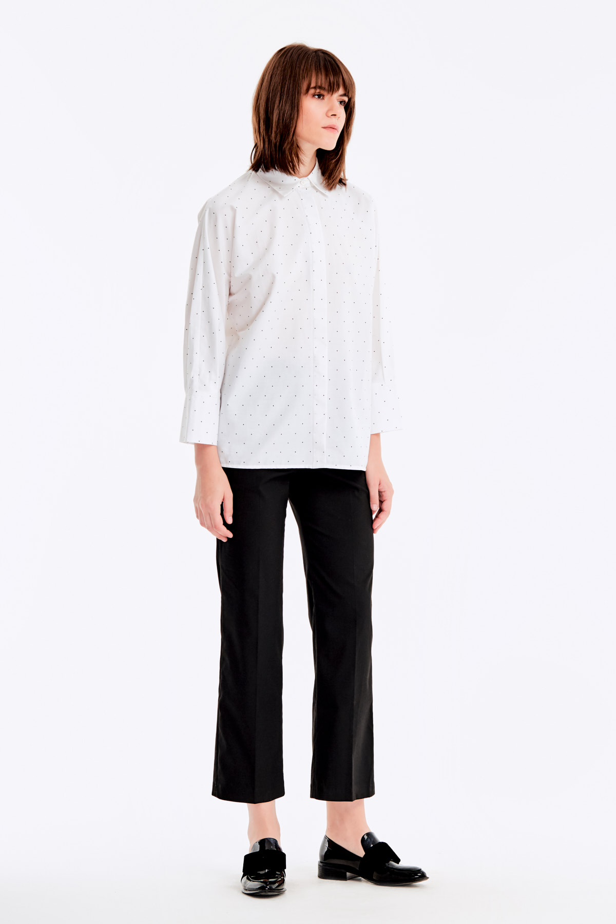 Loose-fitting white shirt with a black polka dot print and a concealed placket, photo 6