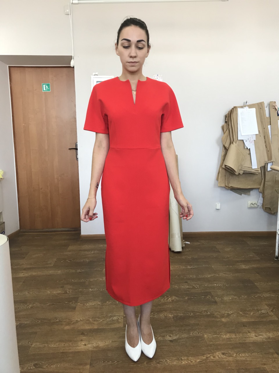 Червона сукня з V-подібним вирізом і розрізами , фото 1