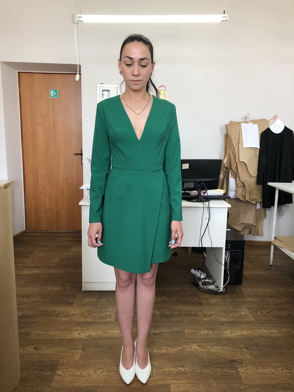 Зеленое платье с V-образным вырезом и юбкой на запах, фото 1