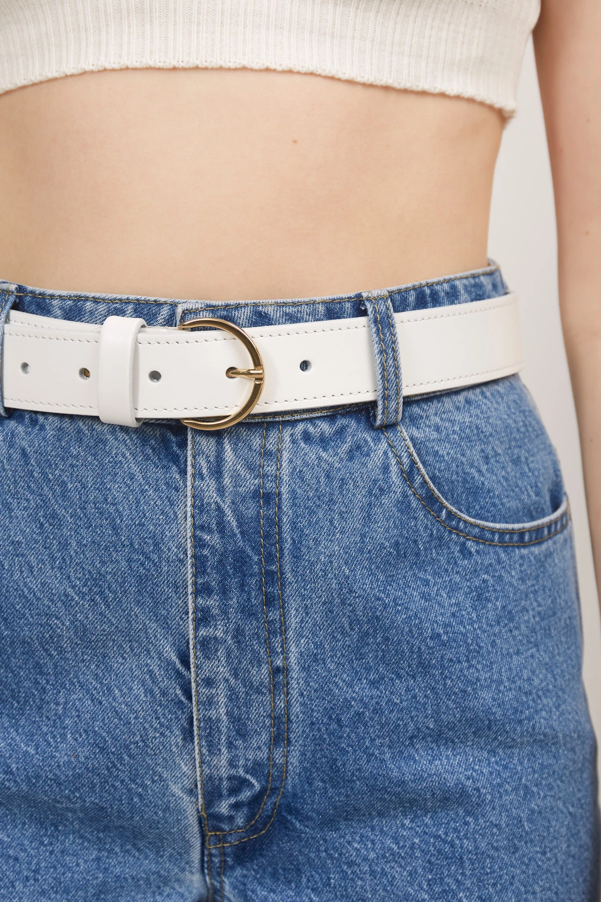 White leather belt with round metal buckle, photo 2
