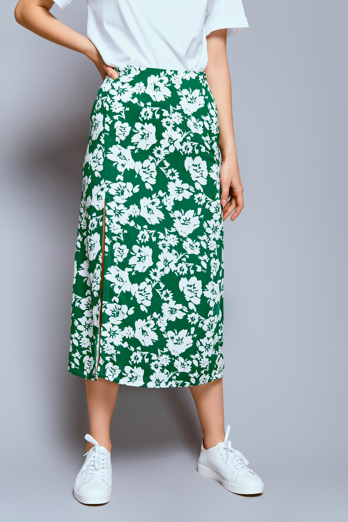 Green midi skirt with «white flowers» print and side slit, photo 4