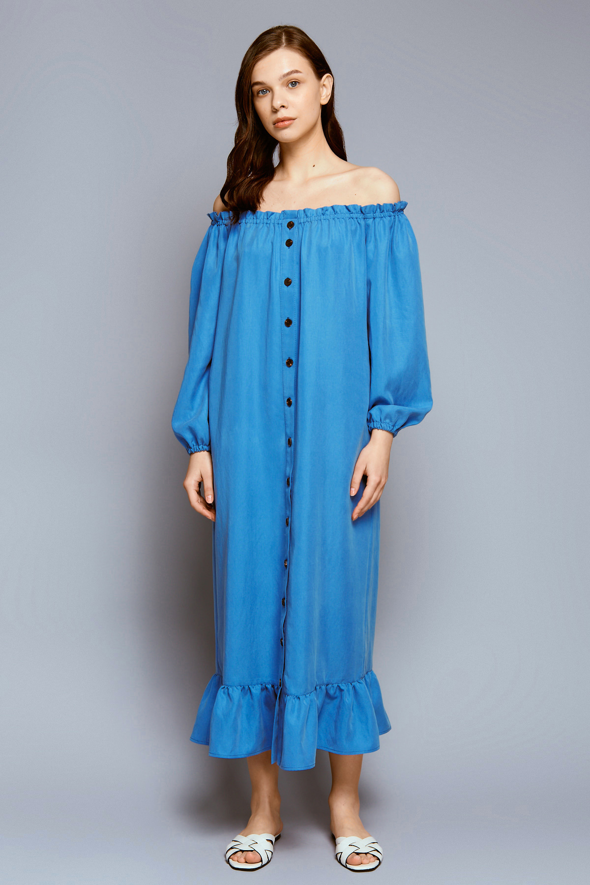 Синее платье миди на пуговицах с открытыми плечами и сборками, фото 1