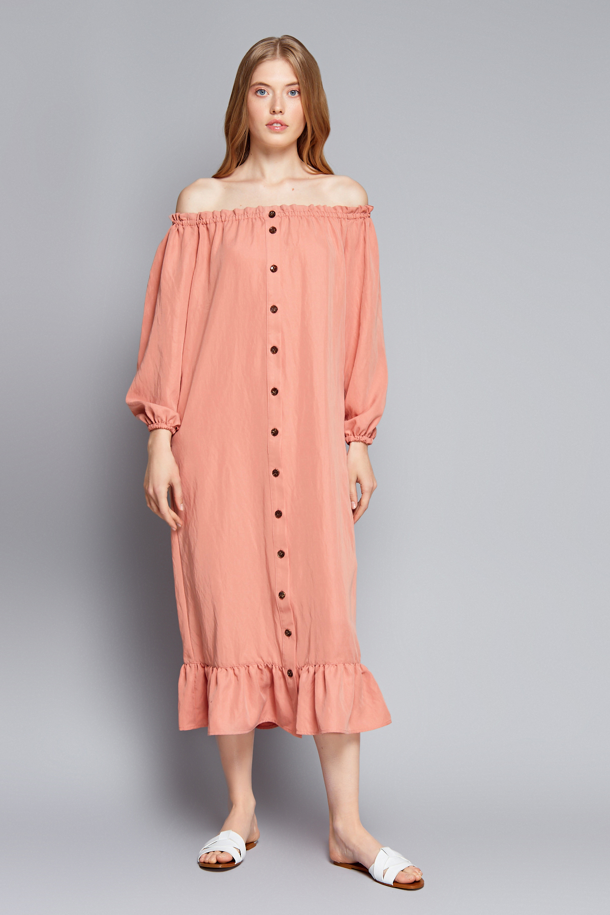 Пудрово-розовое платье миди на пуговицах с открытыми плечами и сборками, фото 1