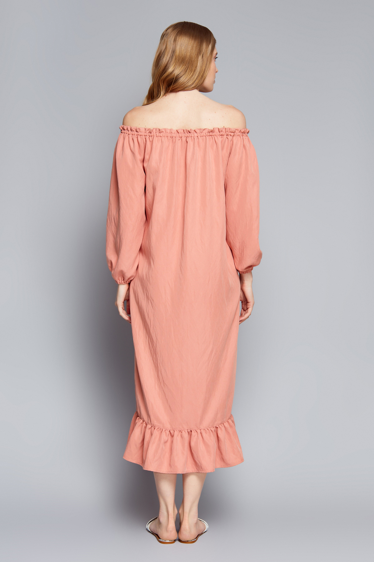 Пудрово-розовое платье миди на пуговицах с открытыми плечами и сборками, фото 2