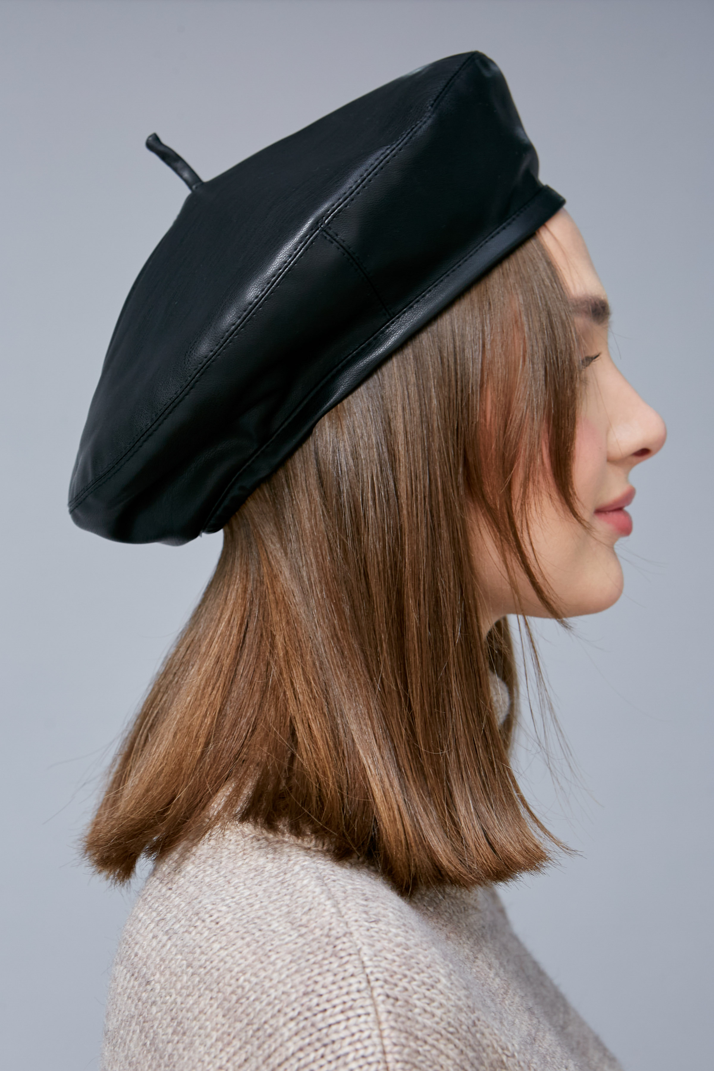 Black beret made of eco-leather, photo 2