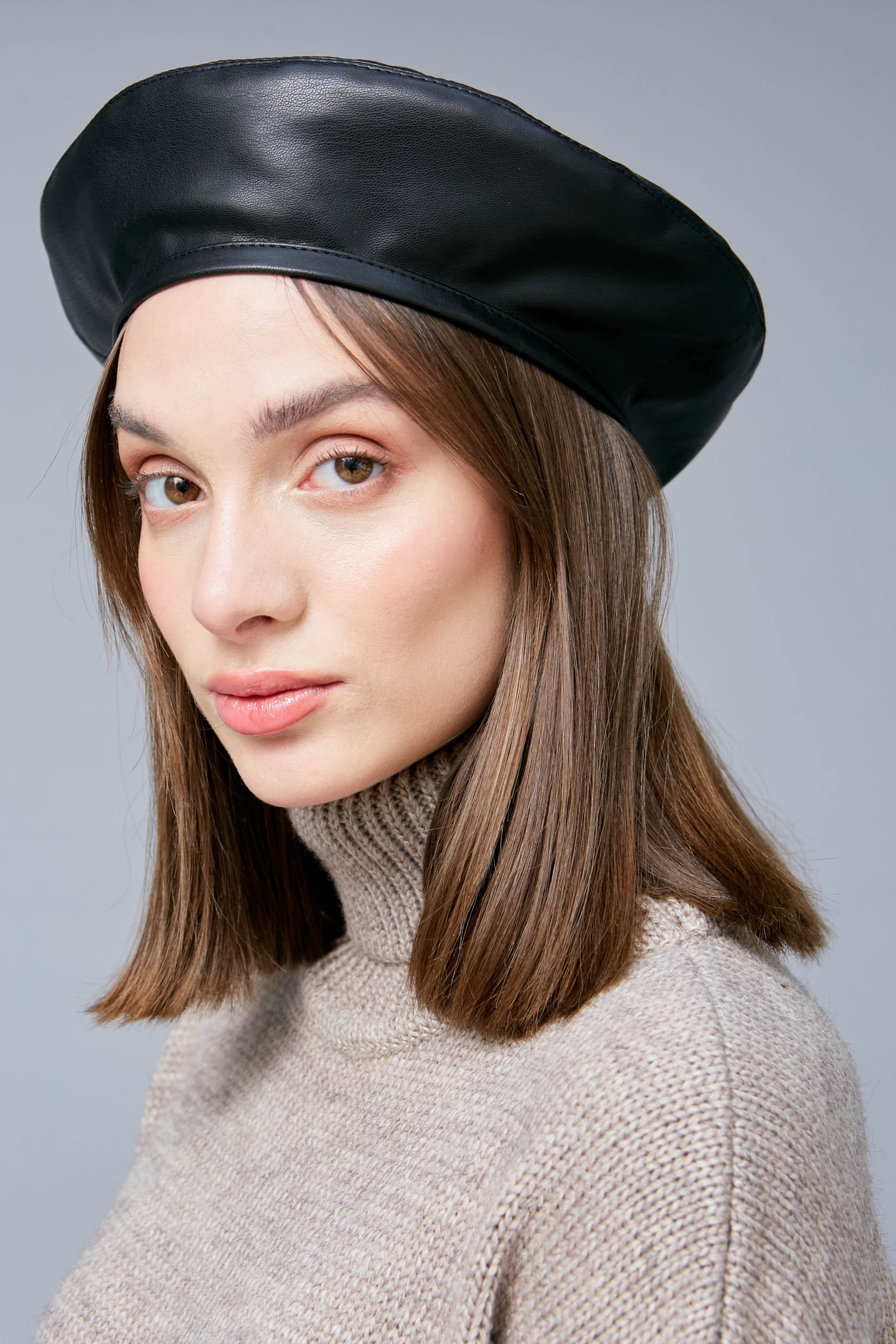 Black beret made of eco-leather, photo 3