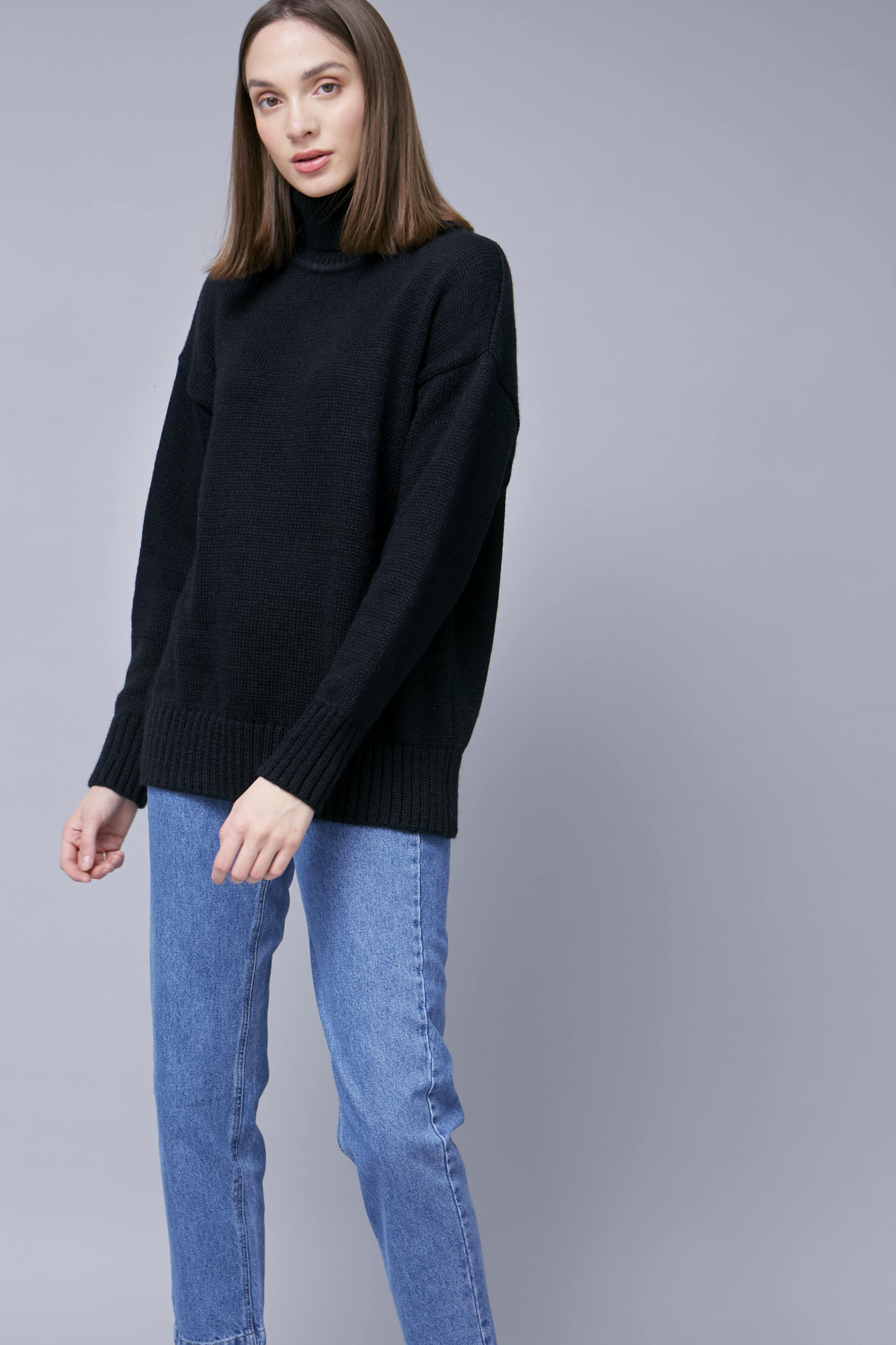 Чорний в'язаний светр з високим коміром, фото 1