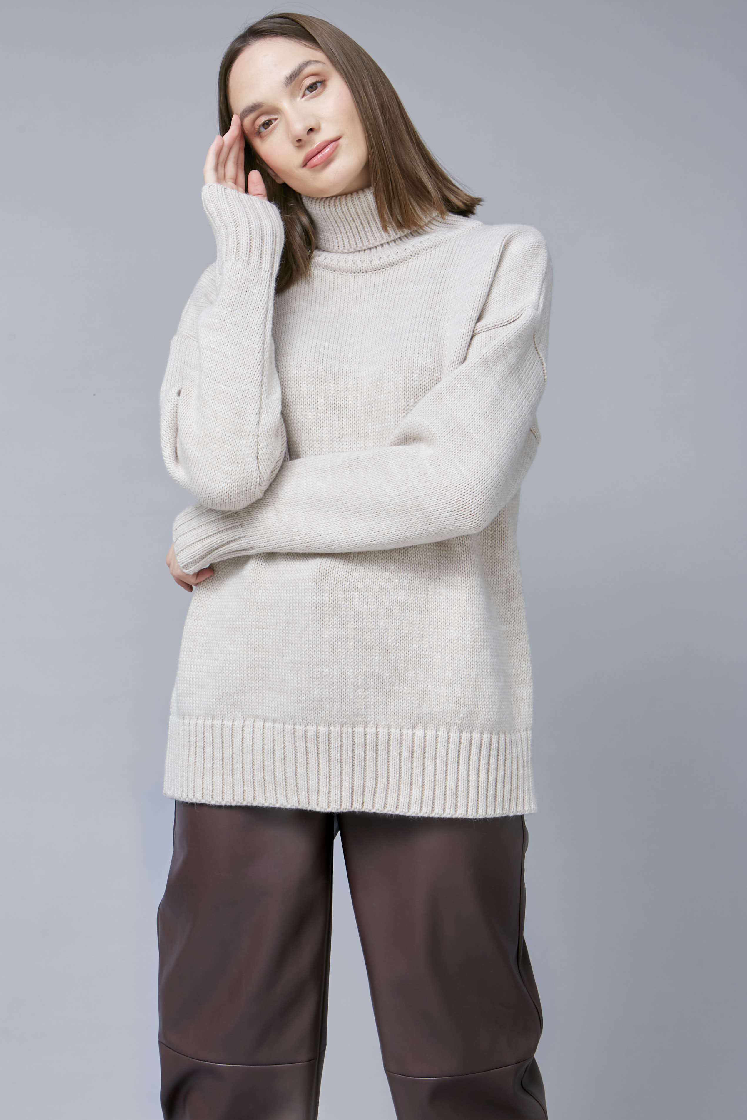 Світло-бежевий в'язаний светр з високим коміром, фото 1