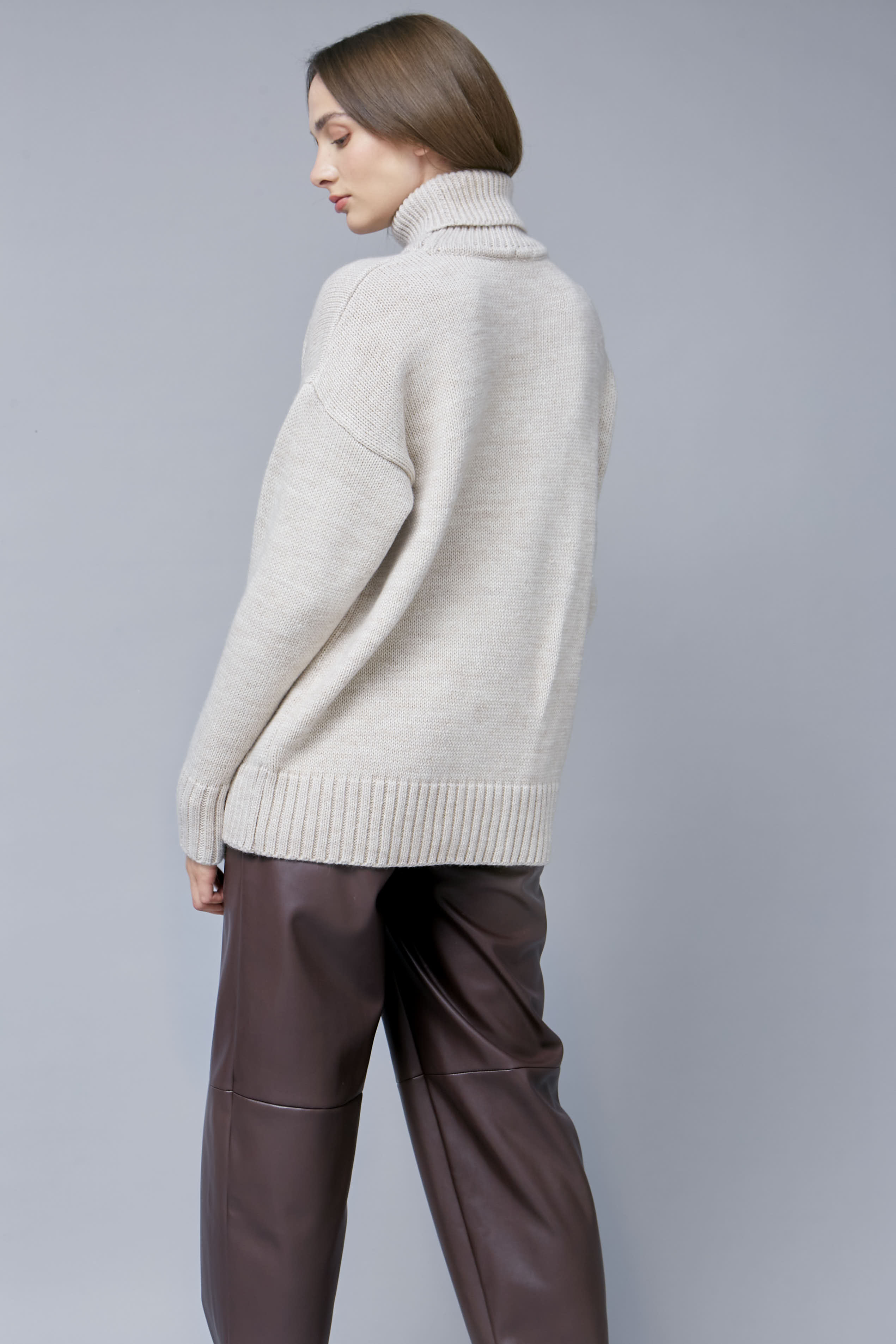 Світло-бежевий в'язаний светр з високим коміром, фото 3