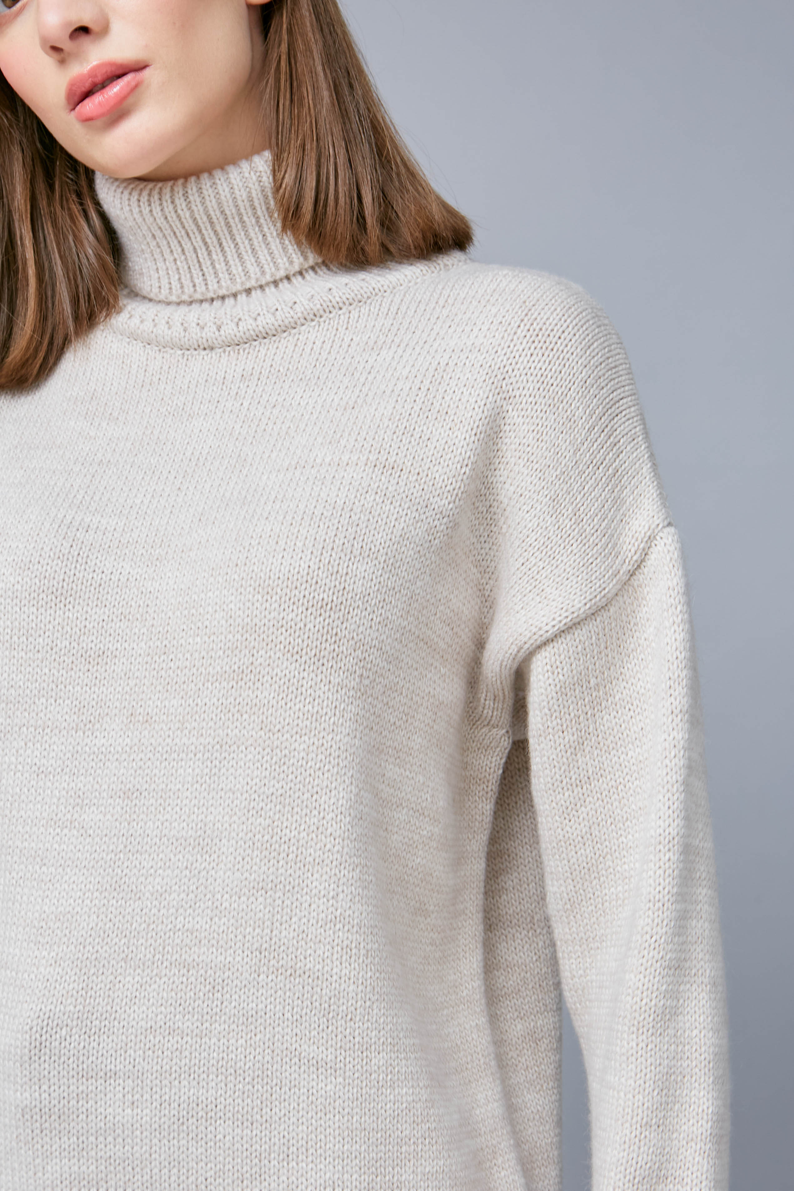 Світло-бежевий в'язаний светр з високим коміром, фото 4