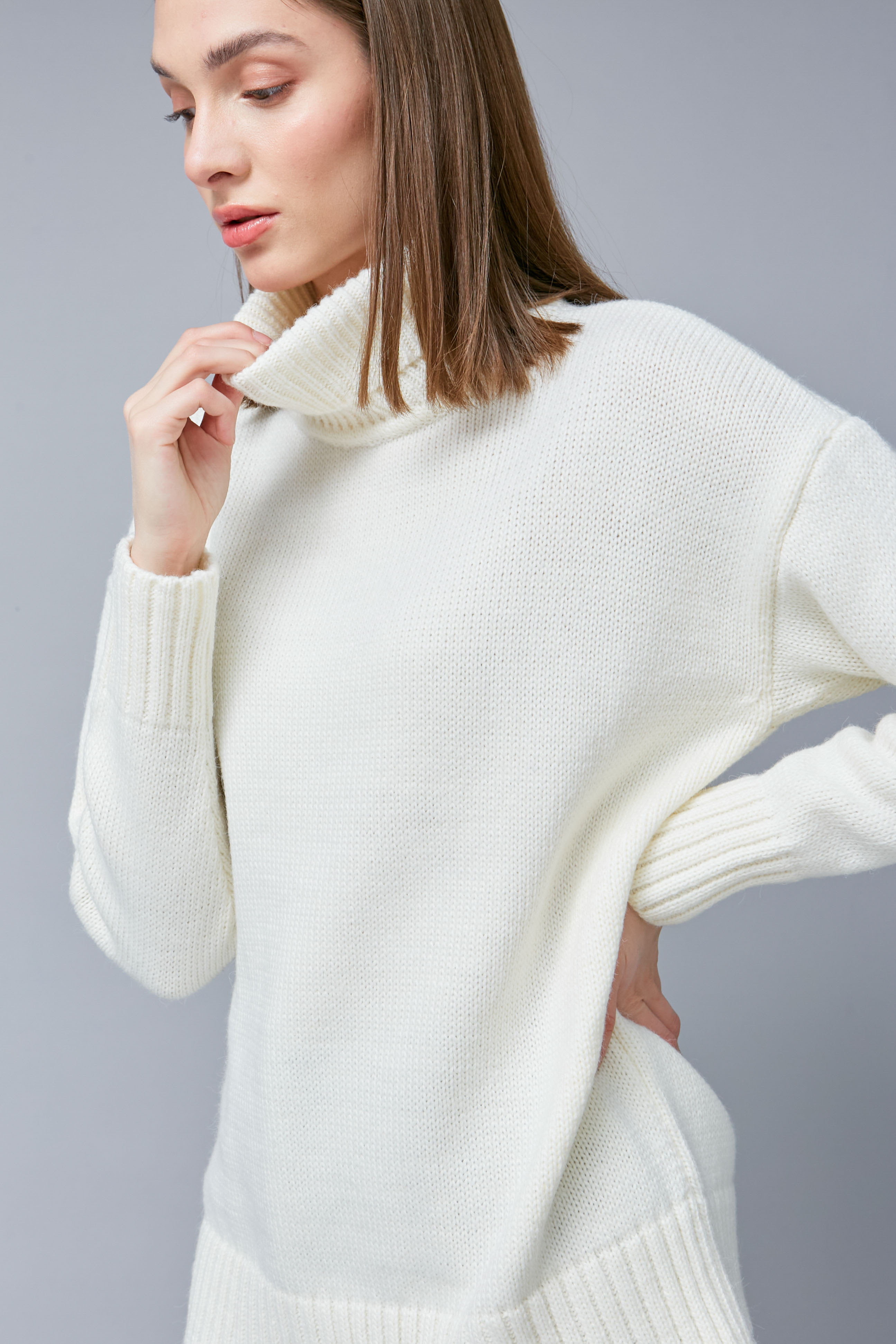 Білий в'язаний светр з високим коміром, фото 1