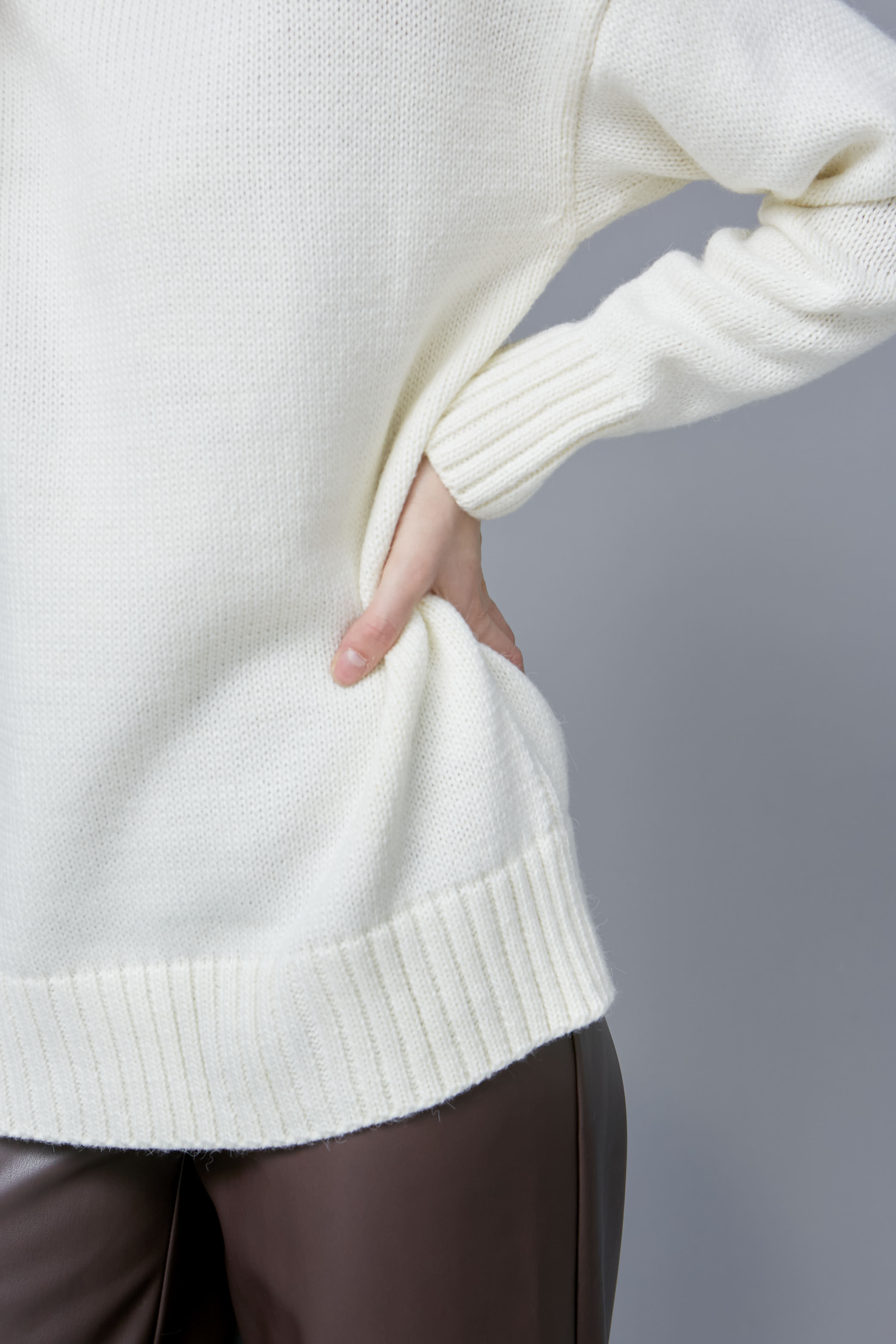 Білий в'язаний светр з високим коміром, фото 5
