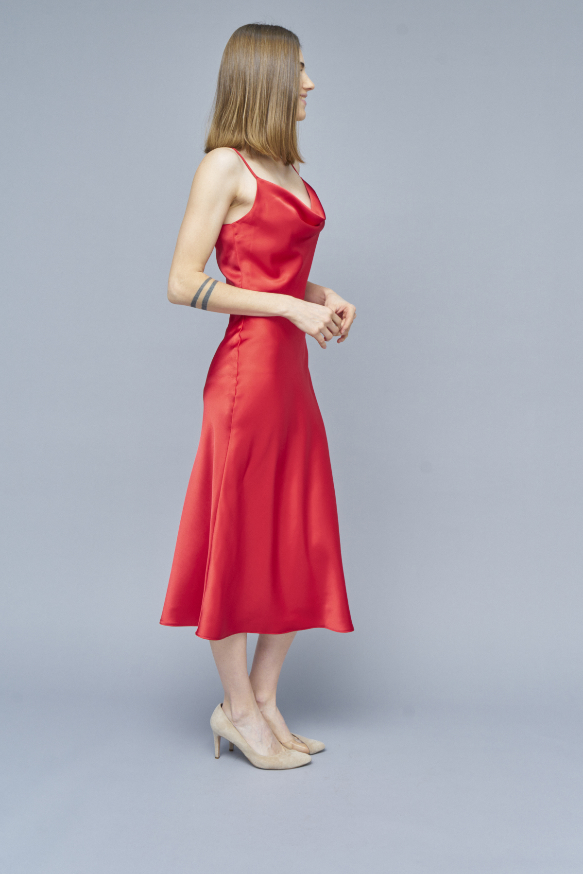 Сукня-комбінація червоного кольору зі щільного сатину зі складкою в області декольте, фото 3