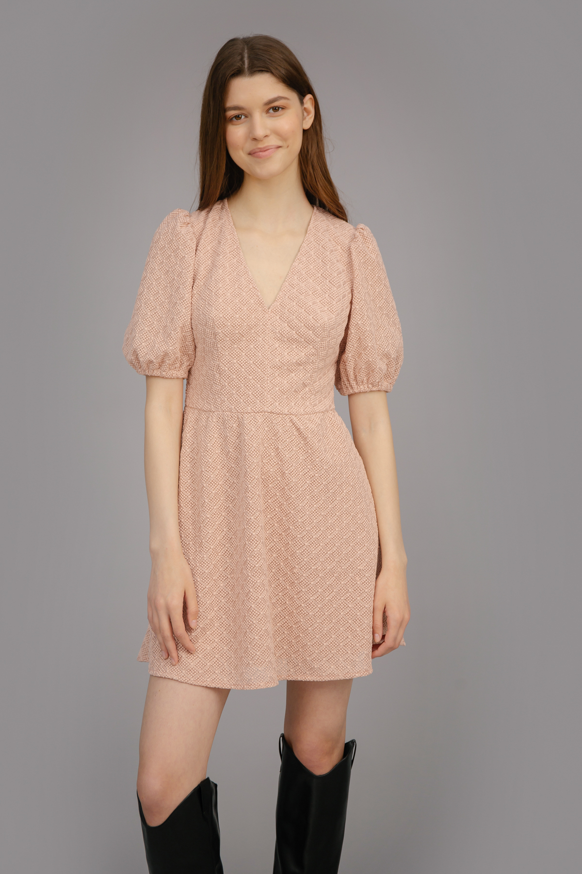 Коротка мереживна сукня пудрового кольору з V-подібним вирізом, фото 1