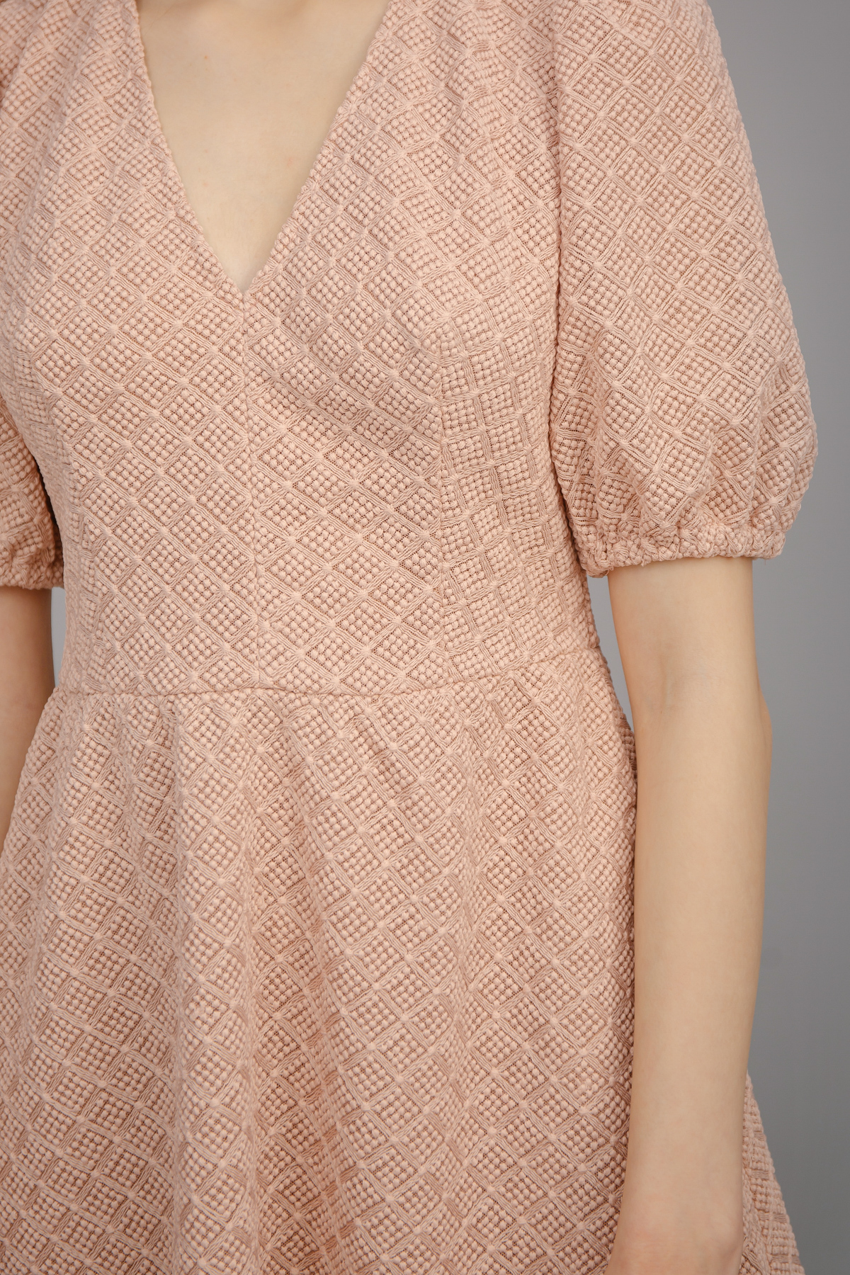 Short powder color lace dress with V-neck, photo 4