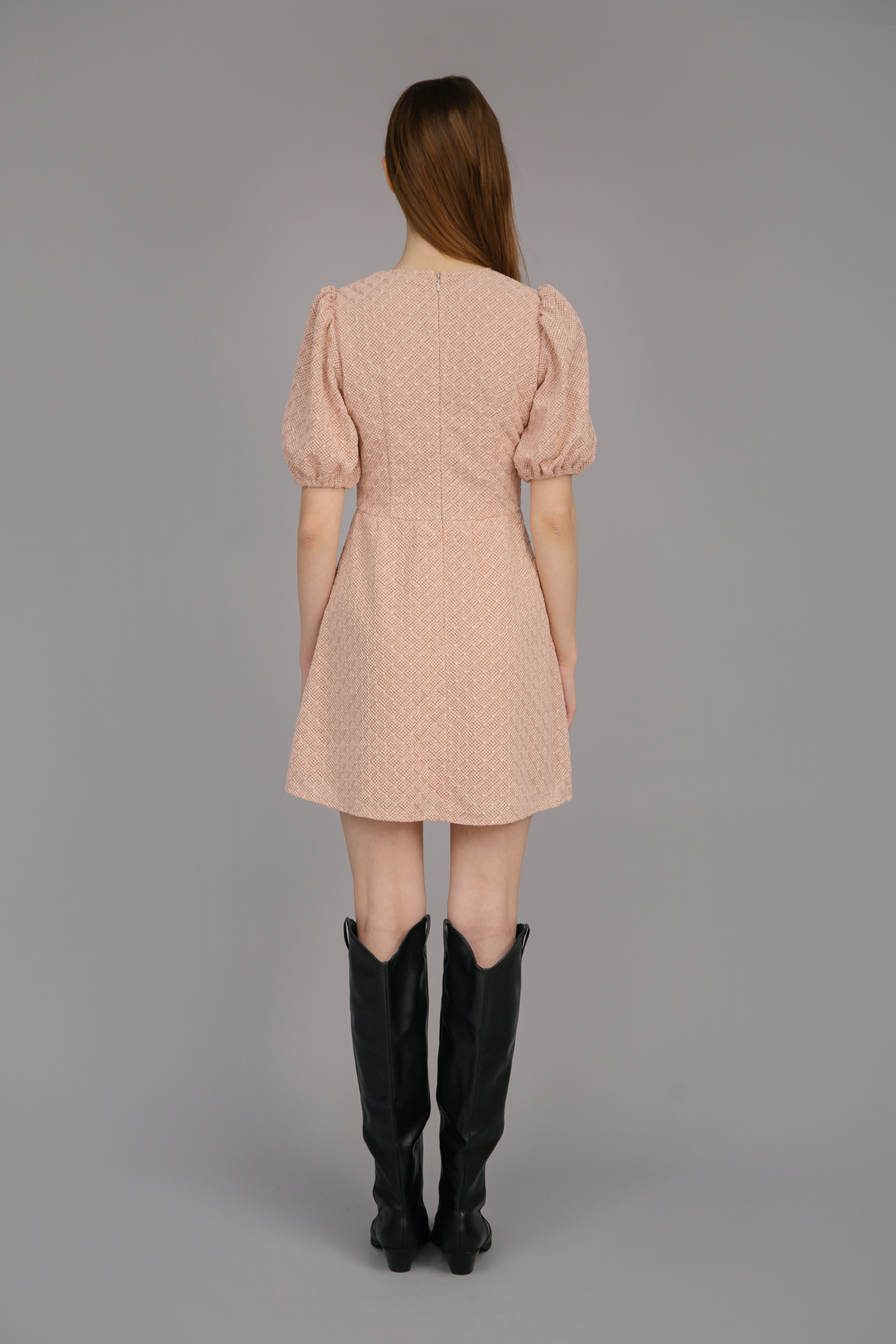 Коротка мереживна сукня пудрового кольору з V-подібним вирізом, фото 7