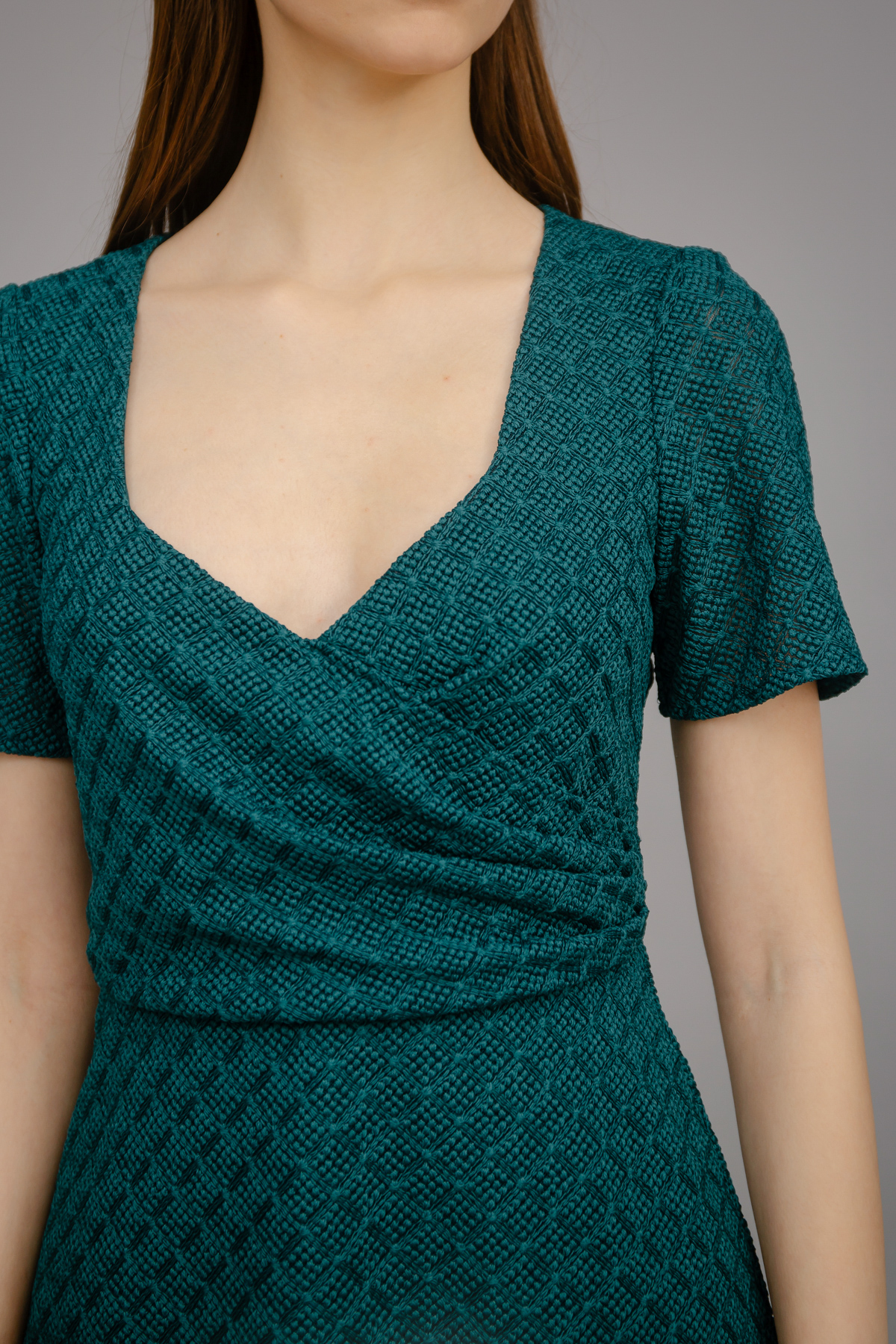 Темно-зелена мереживна сукня міні, фото 6