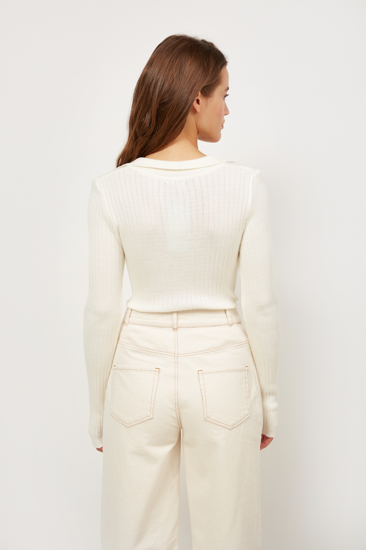 White jumper with a collar, photo 3