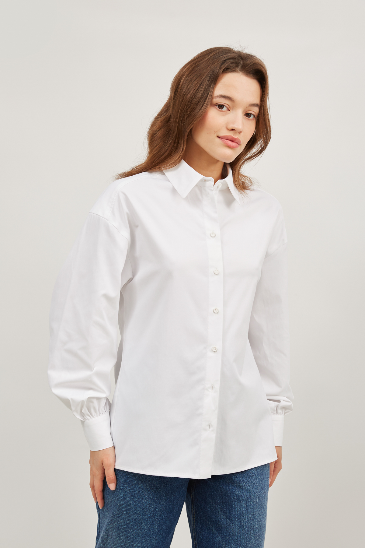 Напівприталена біла сорочка з пишним рукавом, фото 1