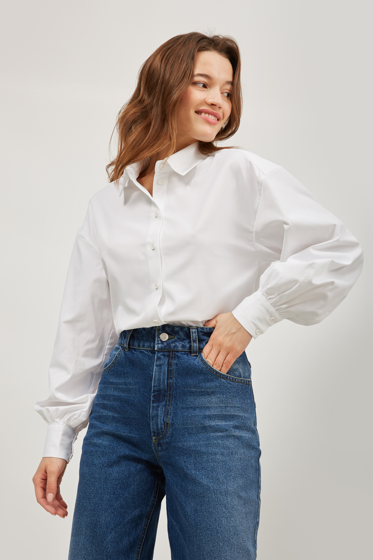 Semi-fitted white shirt with lush sleeves , photo 4