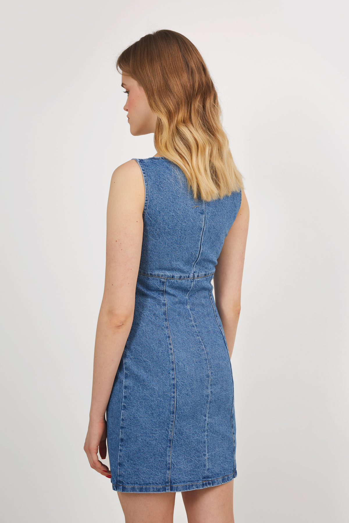 Джинсова сукня-футляр світло-синього кольору, фото 4