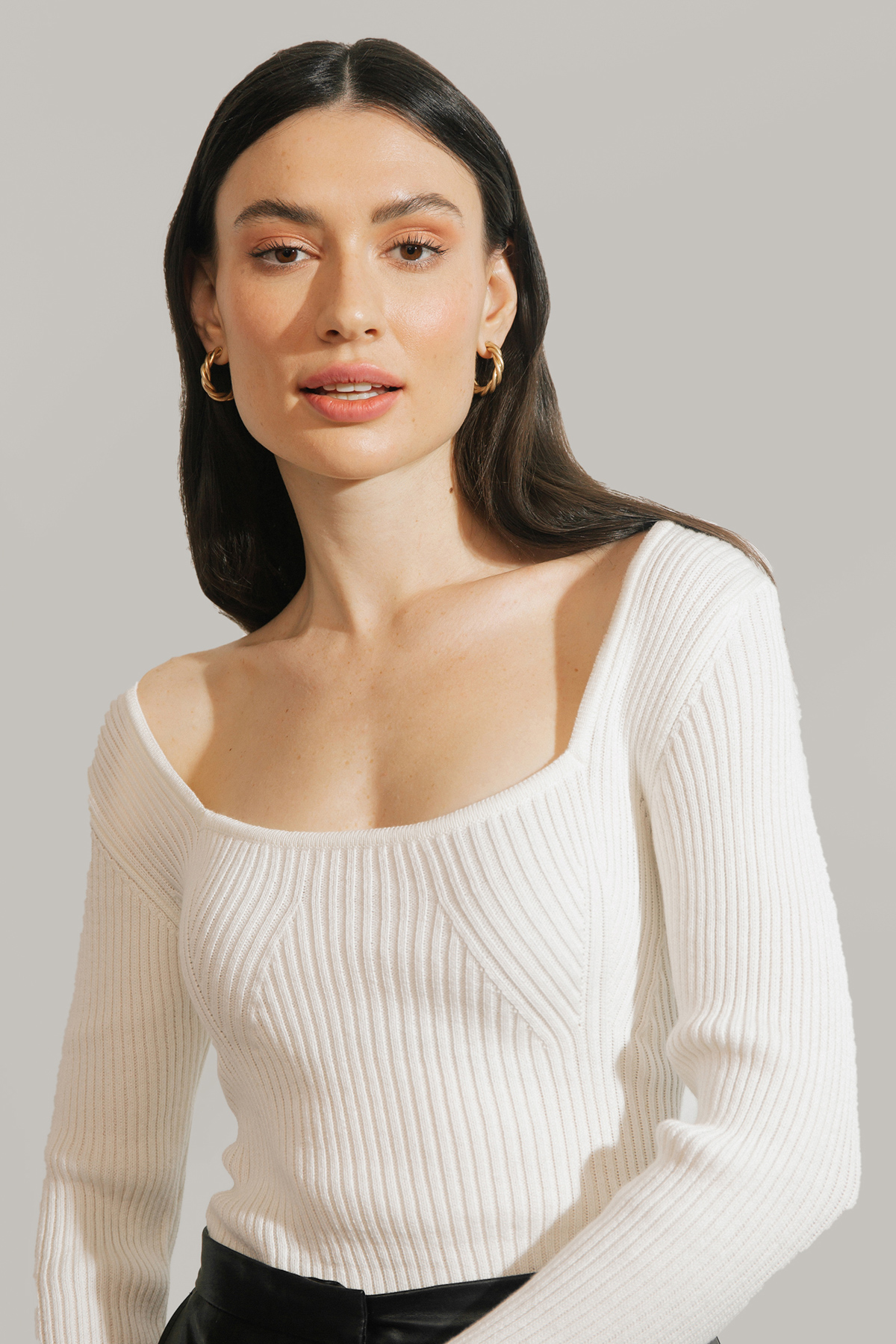 White knitted sweater with a square neckline , photo 3