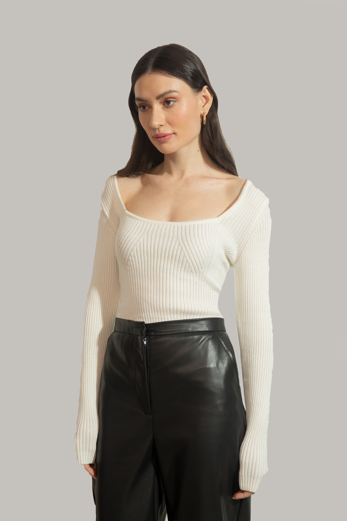 White knitted sweater with a square neckline , photo 4