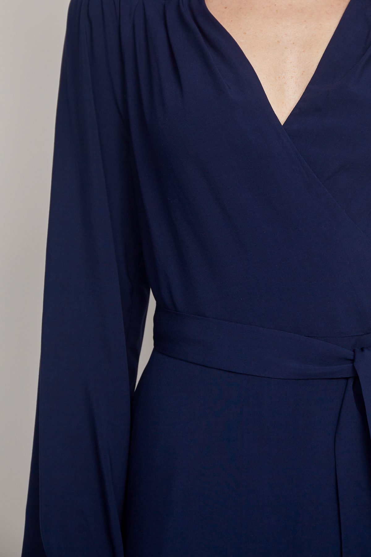 Синя сукня міні на запах з V-подібним вирізом, фото 4