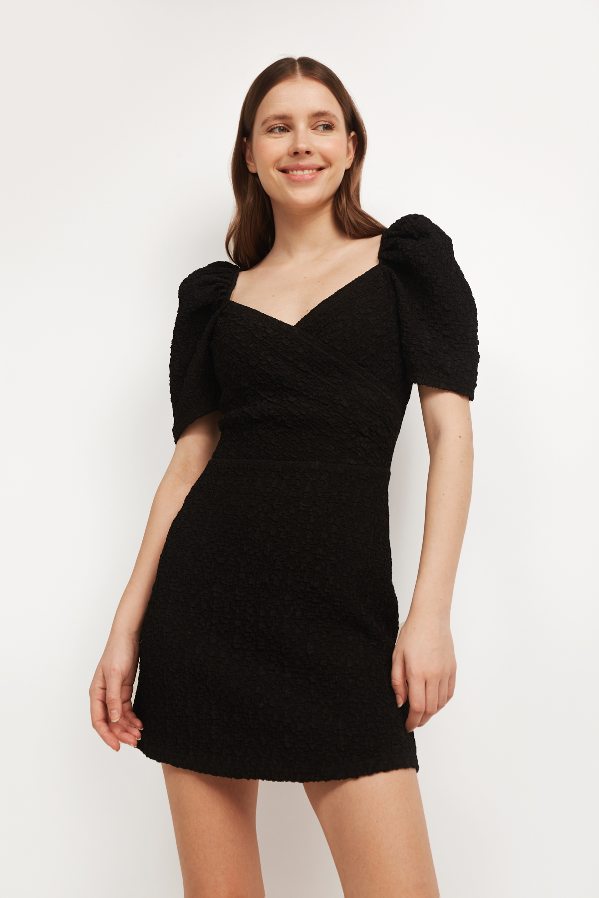 Чорна коротка трикотажна сукня з імітацією запаху, фото 1
