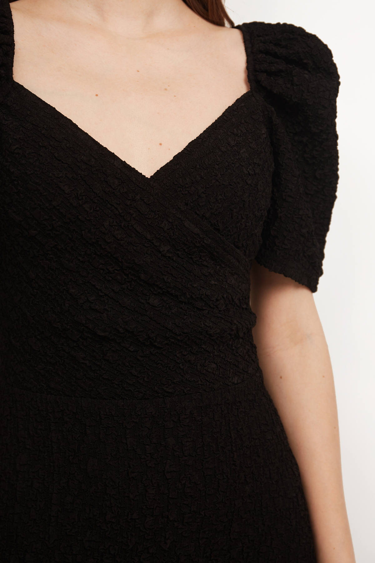 Чорна коротка трикотажна сукня з імітацією запаху, фото 3