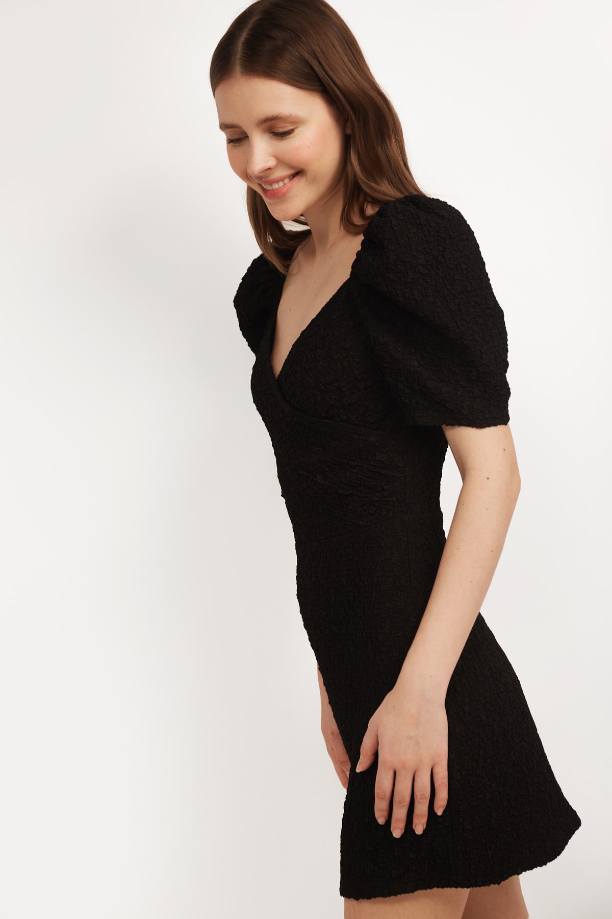 Чорна коротка трикотажна сукня з імітацією запаху, фото 4