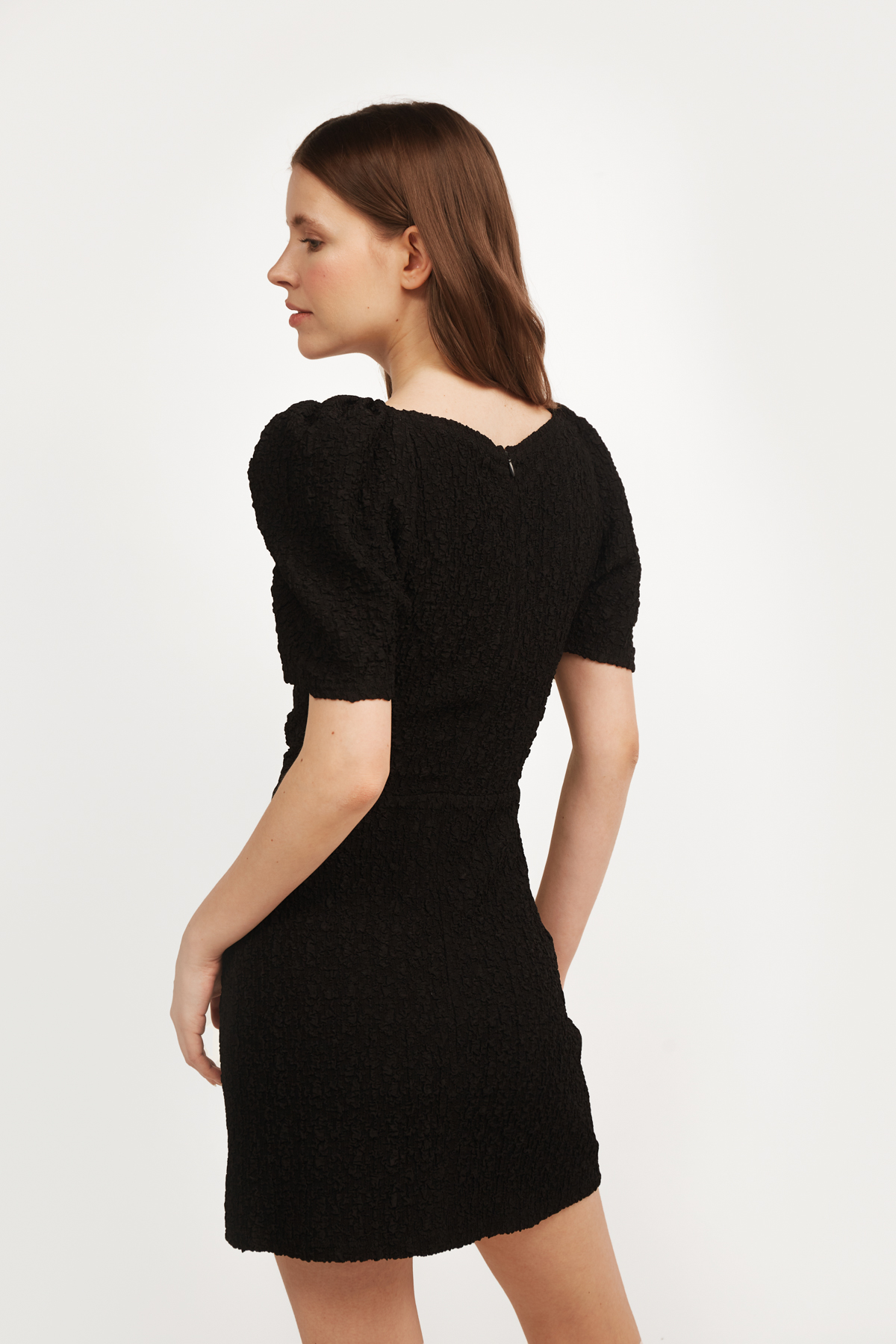 Чорна коротка трикотажна сукня з імітацією запаху, фото 5
