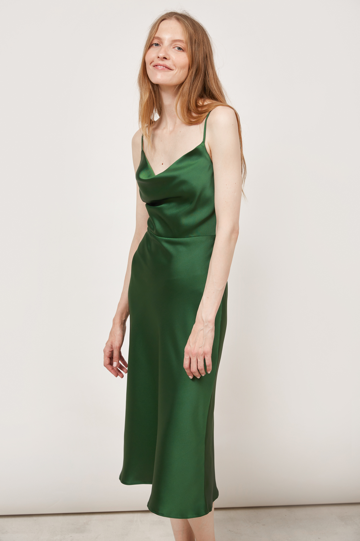 Сукня-комбінація смарагдового кольору зі щільного сатину зі складкою в області декольте, фото 1