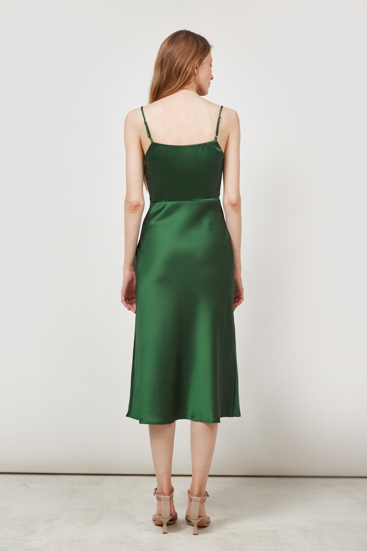 Сукня-комбінація смарагдового кольору зі щільного сатину зі складкою в області декольте, фото 3