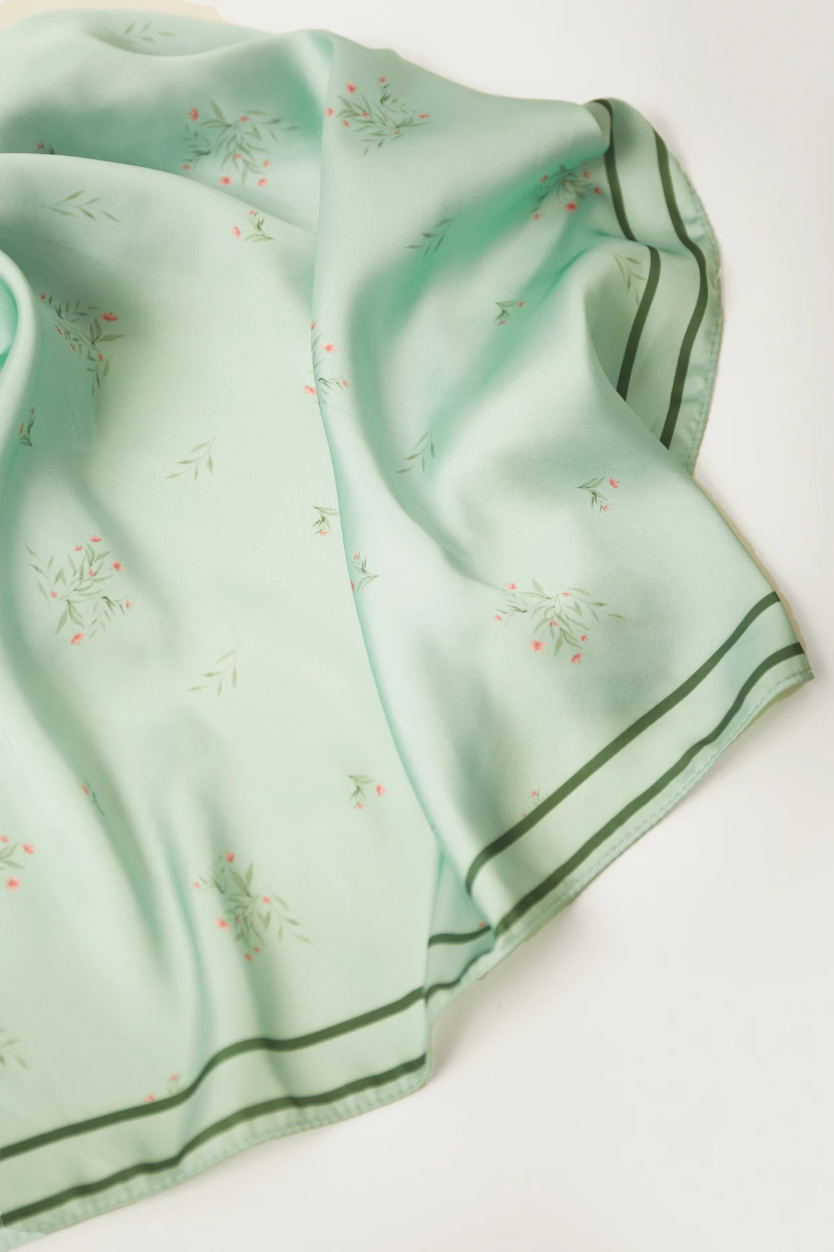 Small kerchief with print "Mint flowers", photo 3