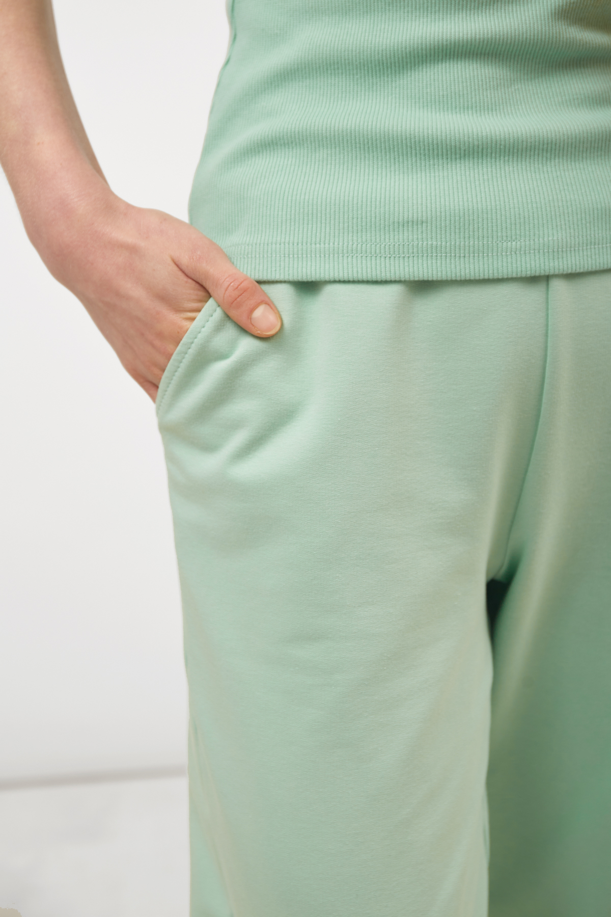 Трикотажные укороченные брюки-джоггеры фисташкового цвета, фото 3