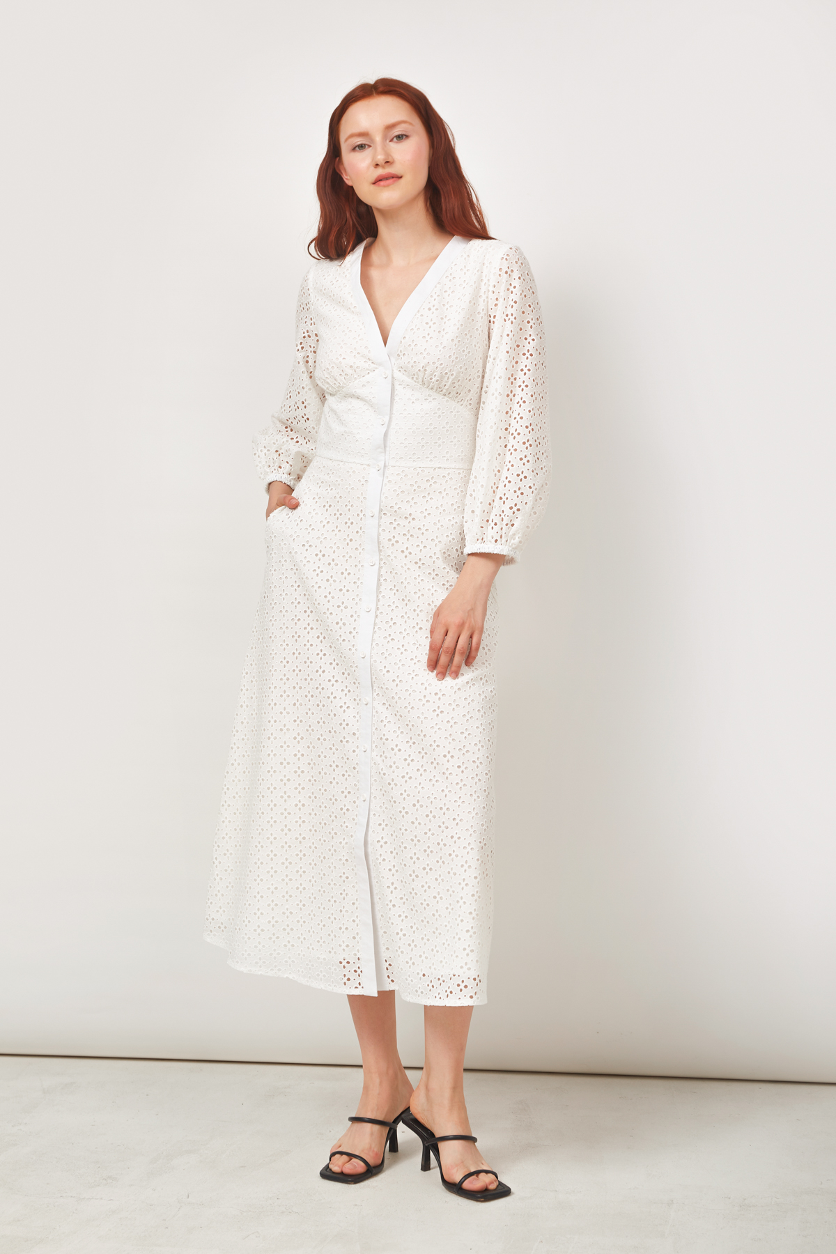 Сукня міді з шиття білого кольору, фото 2
