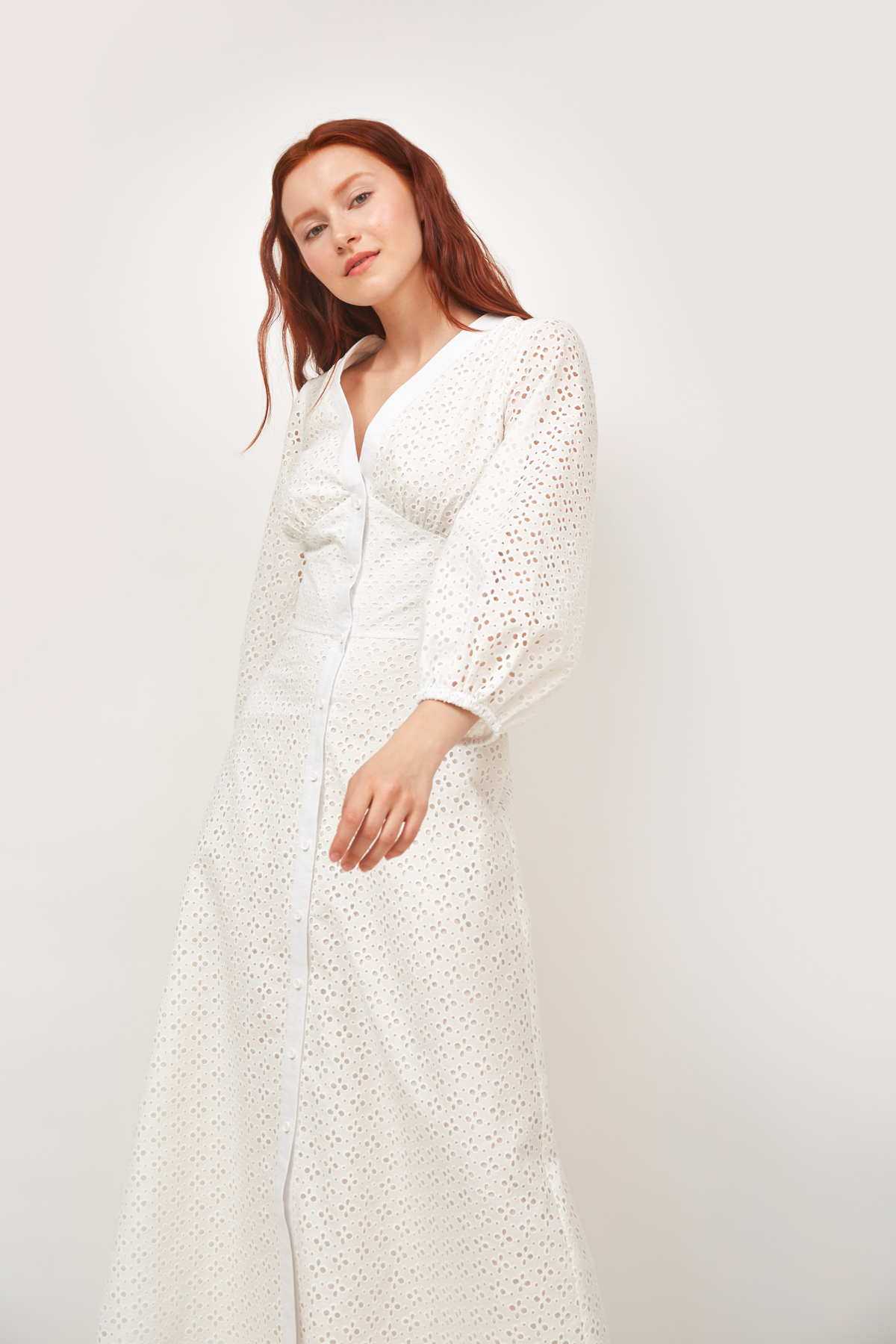 Сукня міді з шиття білого кольору, фото 3
