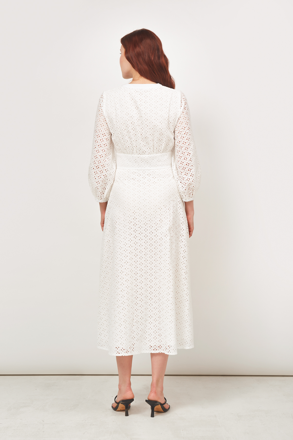 Сукня міді з шиття білого кольору, фото 5