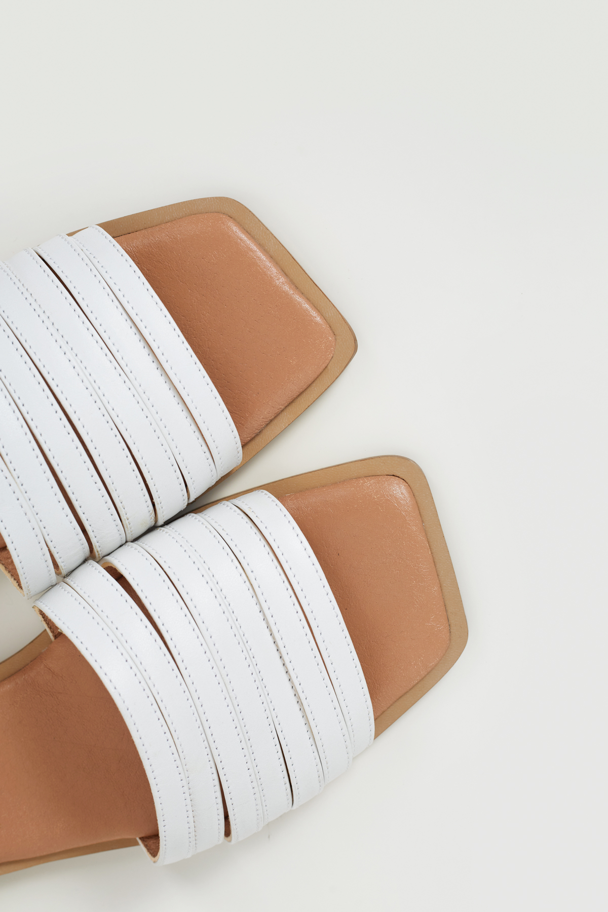Low-cut leather mules in white, photo 2